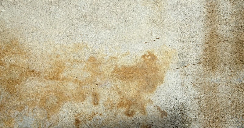 Fixer sur du crépi extérieur : la méthode simple et solide pour ne plus rien décrocher